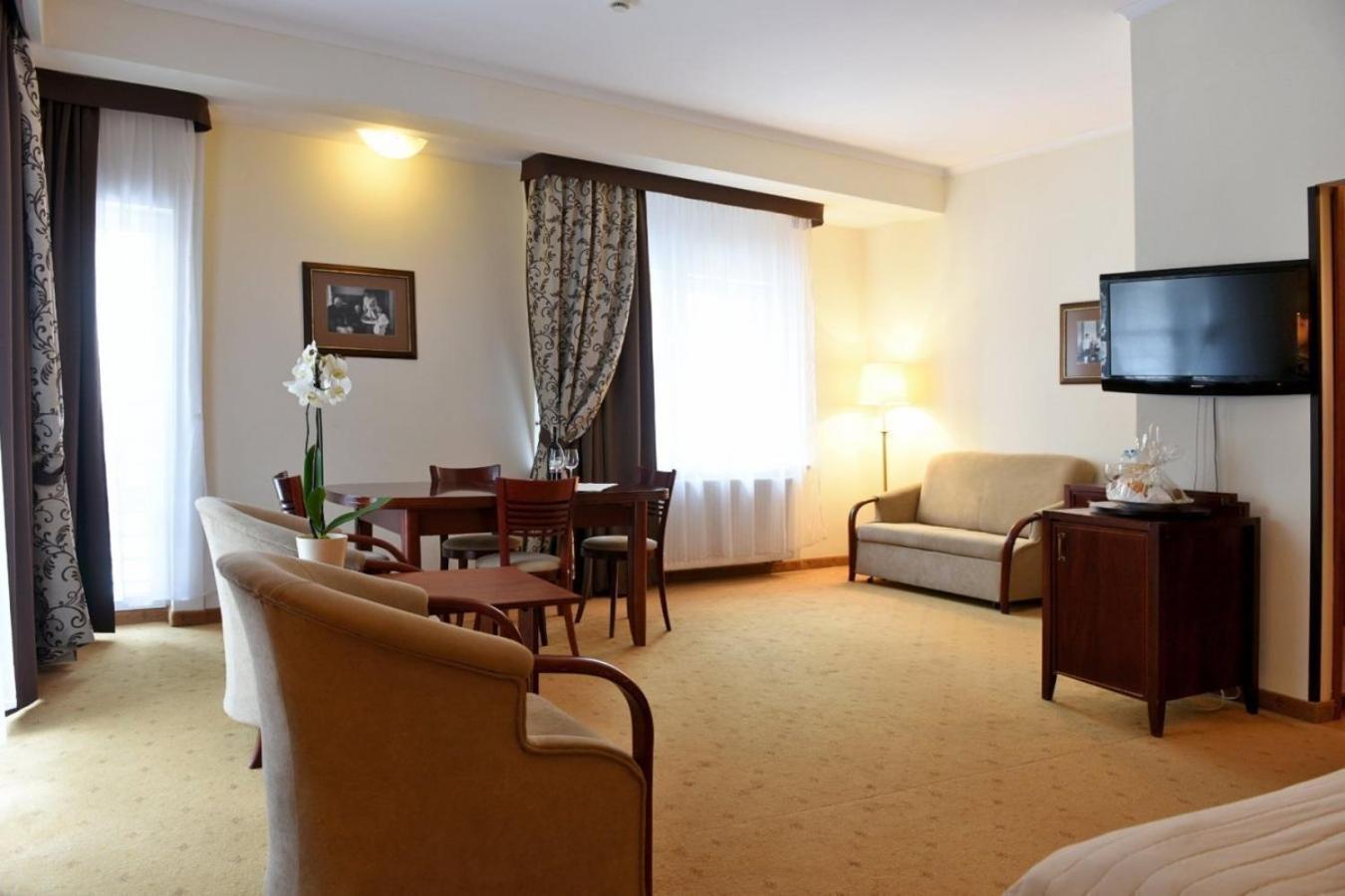Hotel Moscicki Spala Bagian luar foto