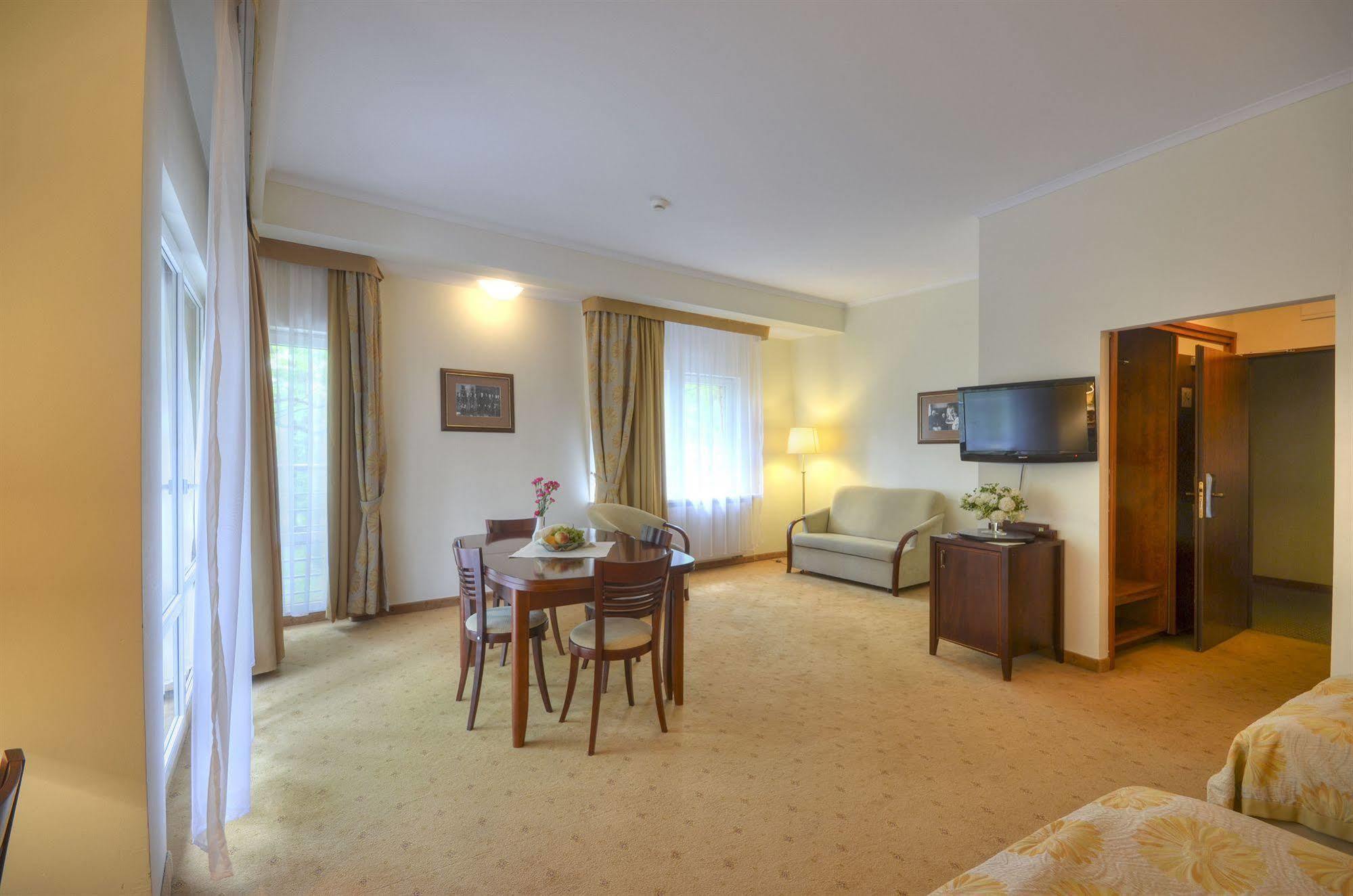 Hotel Moscicki Spala Bagian luar foto