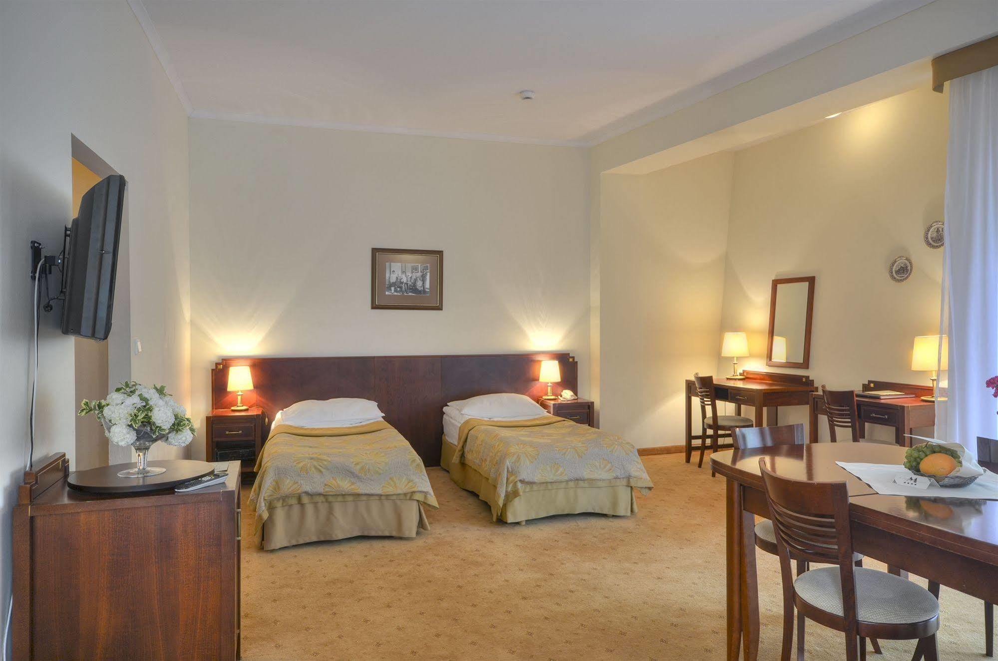 Hotel Moscicki Spala Bagian luar foto